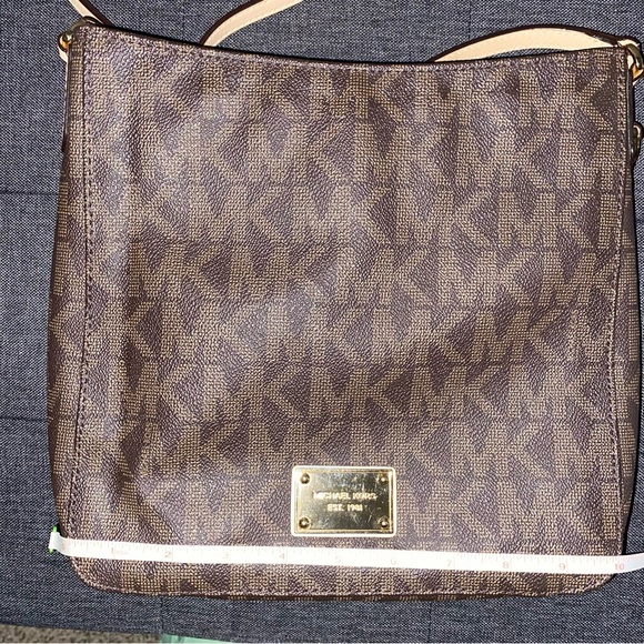 Michael Kors Jet Set Travel Messenger Bag - Picture 14 of 16